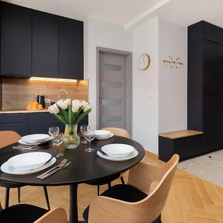 Kollataja With Parking By Renters Prestige Apartman